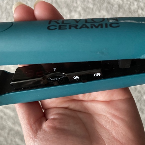 Revlon Ceramic Straightener with temperature dial - Picture 3 of 3